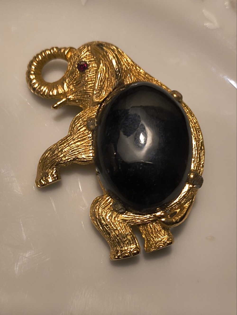 Vtg 80s Gold Tone Elephant Brooch Red Eye Textured Figural Good Luck Trunk Up - Picture 3 of 6